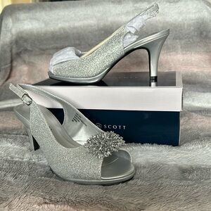 Brand new silver heels. Never worn! 🩶